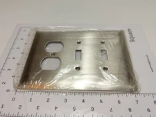 VINTAGE STAINLESS STEEL METAL OUTLET WALL SWITCH PLATE (NOS)
