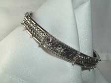 VINTAGE TEXTURED SILVER TONE METAL BANGLE BRACELET