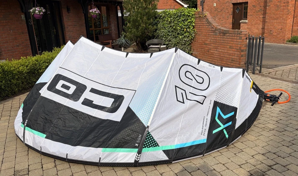 Core XR8 Kitesuring Kite 10m in fantastischem Zustand - Bild 1 von 4