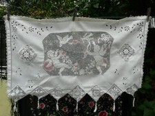 ancien rideau brise bise en lin et filet rebrodé décor de putti broderie Richeli