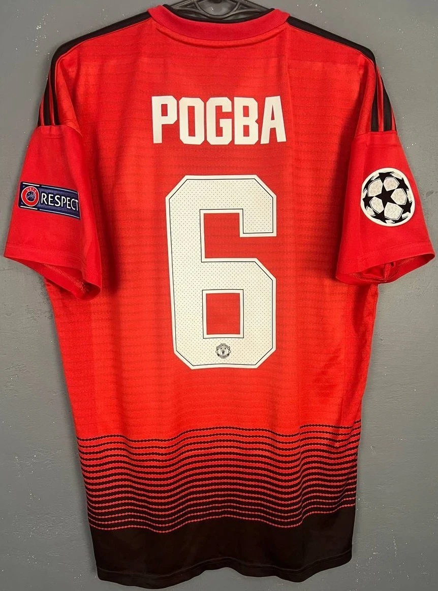 Manchester United présente son maillot domicile pour la saison 2017-2018 | Français