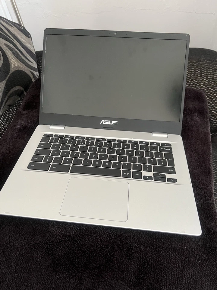 🖥️ Asus Chromebook C202SA 12-13.9” Laptop – Chrome OS – With Charger 🔌 - Image 3 of 4