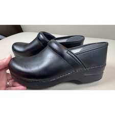 Matte Black Dansko shoes size 39. A few scuffs as shown in pics priced accordin