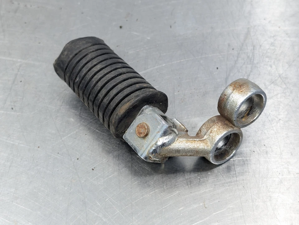 Par de reposapiés izquierdo derecho Suzuki GS650E GS550T 1981-1982 OEM Foto 3 de 4