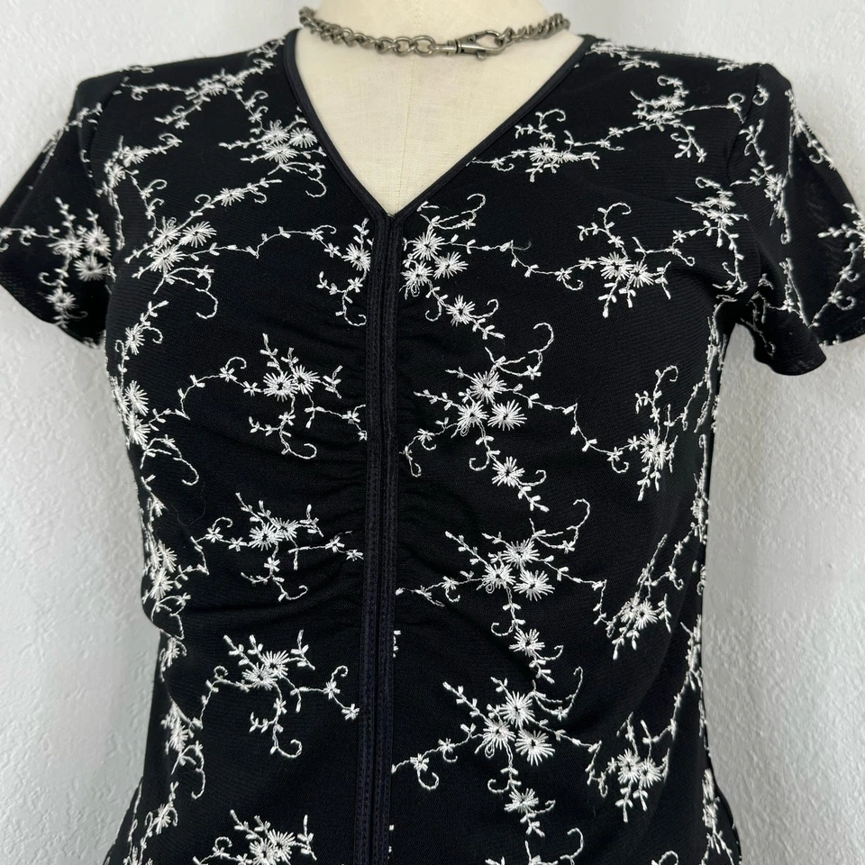 Top Whimsigoth Negro Blanco Floral Malla Bordada Manga Corta Y2K Pequeño Pequeño Foto 2 de 4