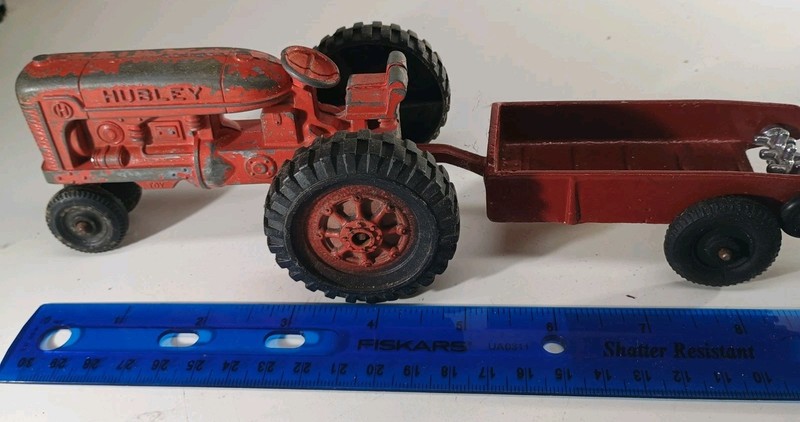 Vintage 1950s Hubley Kiddie Die Cast Tractor With Manure Spreader Trailer USA 5"