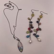 Naszyjnik i wisiorek ze srebra próby 925 oraz białe metalowe kolczyki z naturalnymi klejnotami