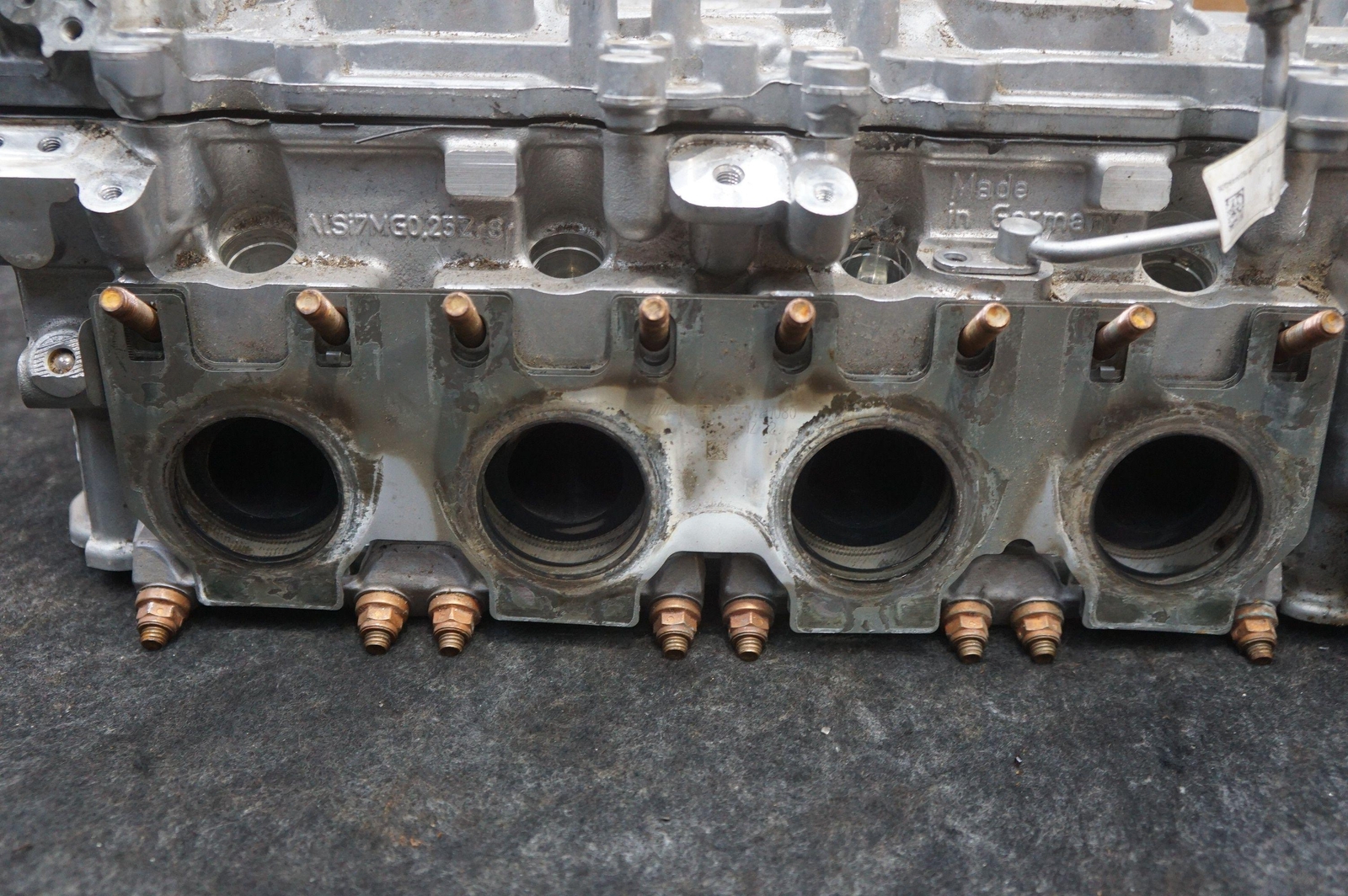 Left Engine Cylinder Head 4.0l V8 OEM MY83-SE6A267-BA Aston Martin Dbx 707 20-23