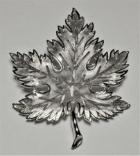 Vintage Signierte TRIFARI Krone Silvertone Texturierte AHORNBLATT Form Brosche