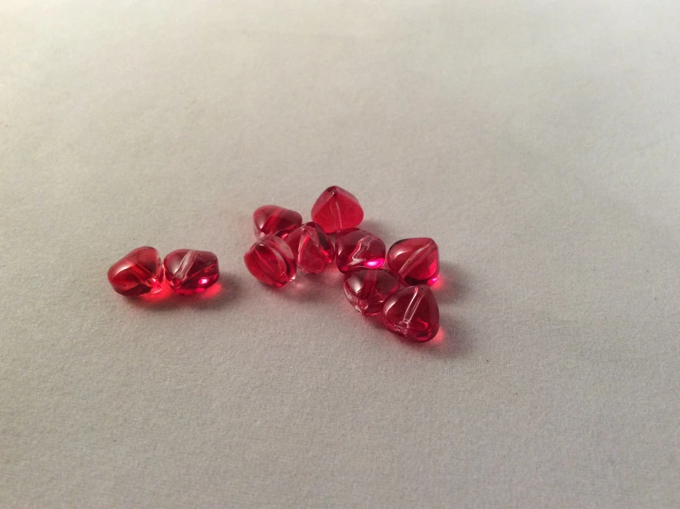 10 x red spray painted heart glass ab frosted bead, app 6x6x4mm.Hole 0.7mm. - Image 3 of 4