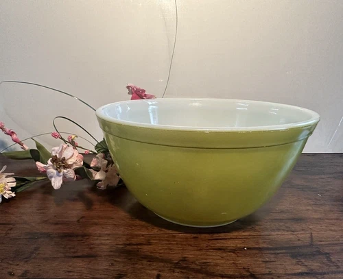 Pyrex Vintage 1 1/2 Qt Mixing/Nesting Bowl Avocado Green  7.25" wide # 402