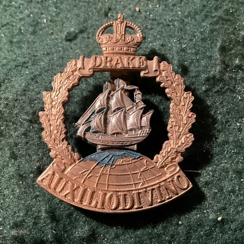 Drake Battalion, Royal Navy Division,  ww1. Cap Badge.  Bi metal.   De32