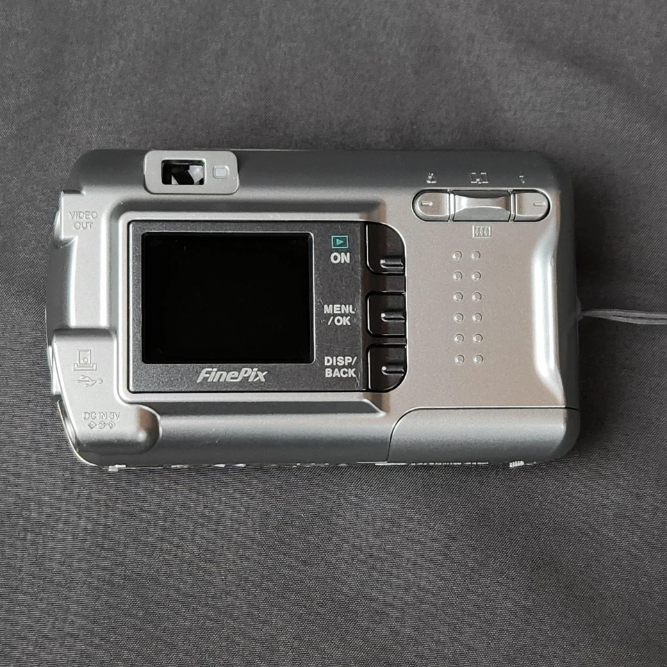 Fujifilm FinePix A330 Digital Camera 3.2MP 3x Zoom w/ 1GB xD Card + Case Vintage - Image 4 of 4