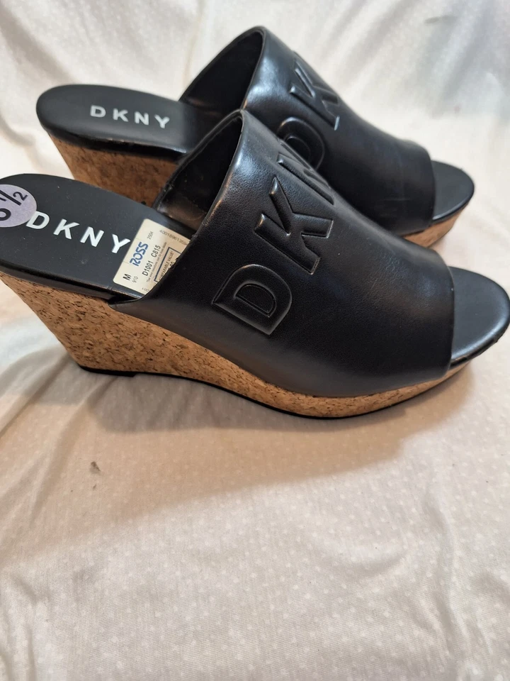 Zapatos de cuña DKNY para mujer de cuero negro con punta abierta talla 8,5 M Foto 3 de 4