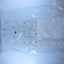 METRO SEGNA ALTEZZA FANTASIA "ORSETTO SEDUTO" VERDE CON INSERTO AIDA RICAMO