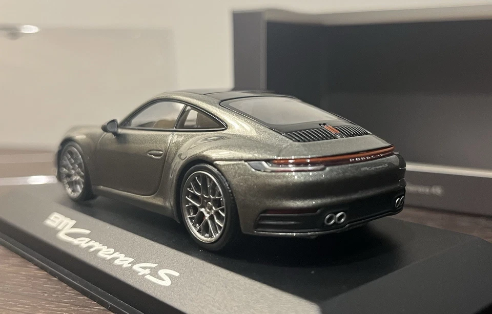 Porsche 911 Carrera 4S 992 Minichamps 1 43 Aventurine Green Metallic - Immagine 2 di 4