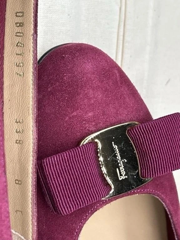 Zapatos de salón Salvatore Ferragamo Vara con lazo gamuza borgoña herrajes dorados, talla 8 Foto 4 de 4