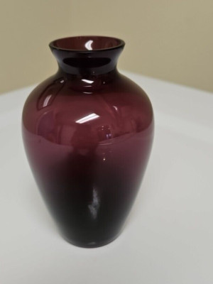 SMALL SIMPLE AND ELEGANT VINTAGE AMETHYST BUD VASE URN SHAPE 4.5 INCHES TALL