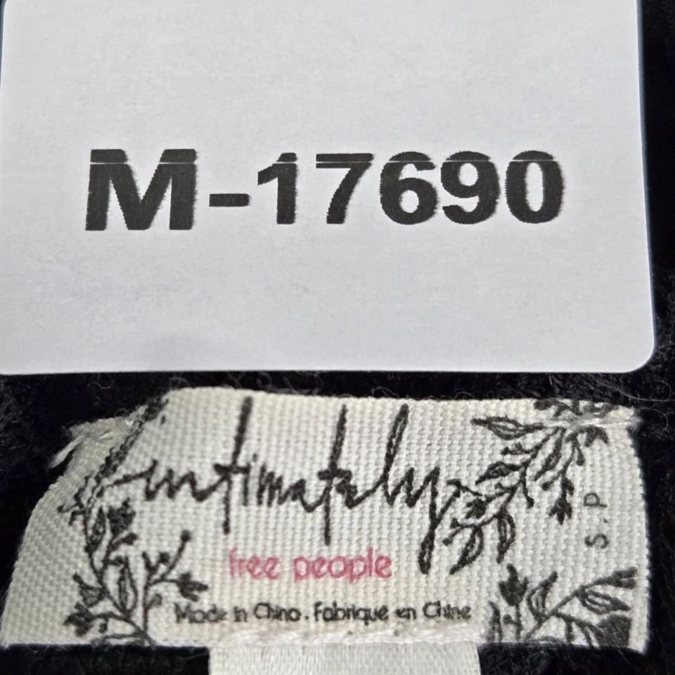 Roupa de dormir feminina Free People pequena preta Keep Me macacão renda sem mangas - Imagem 2 de 4