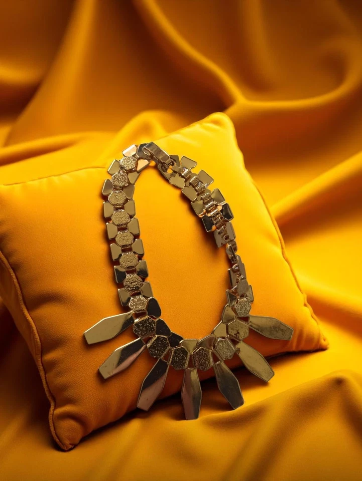Collier Vintage Doré à Maillons Géométriques | Bijou Fantaisie Rétro Chic - Photo 1/1