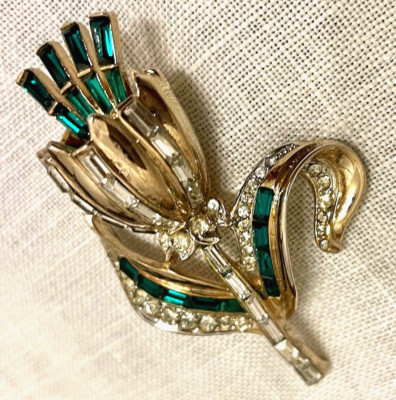 ELEGANTE BROSCHE CHOR CRAFT 40ER JAHRE BLUME GRÜNE KRISTALLE