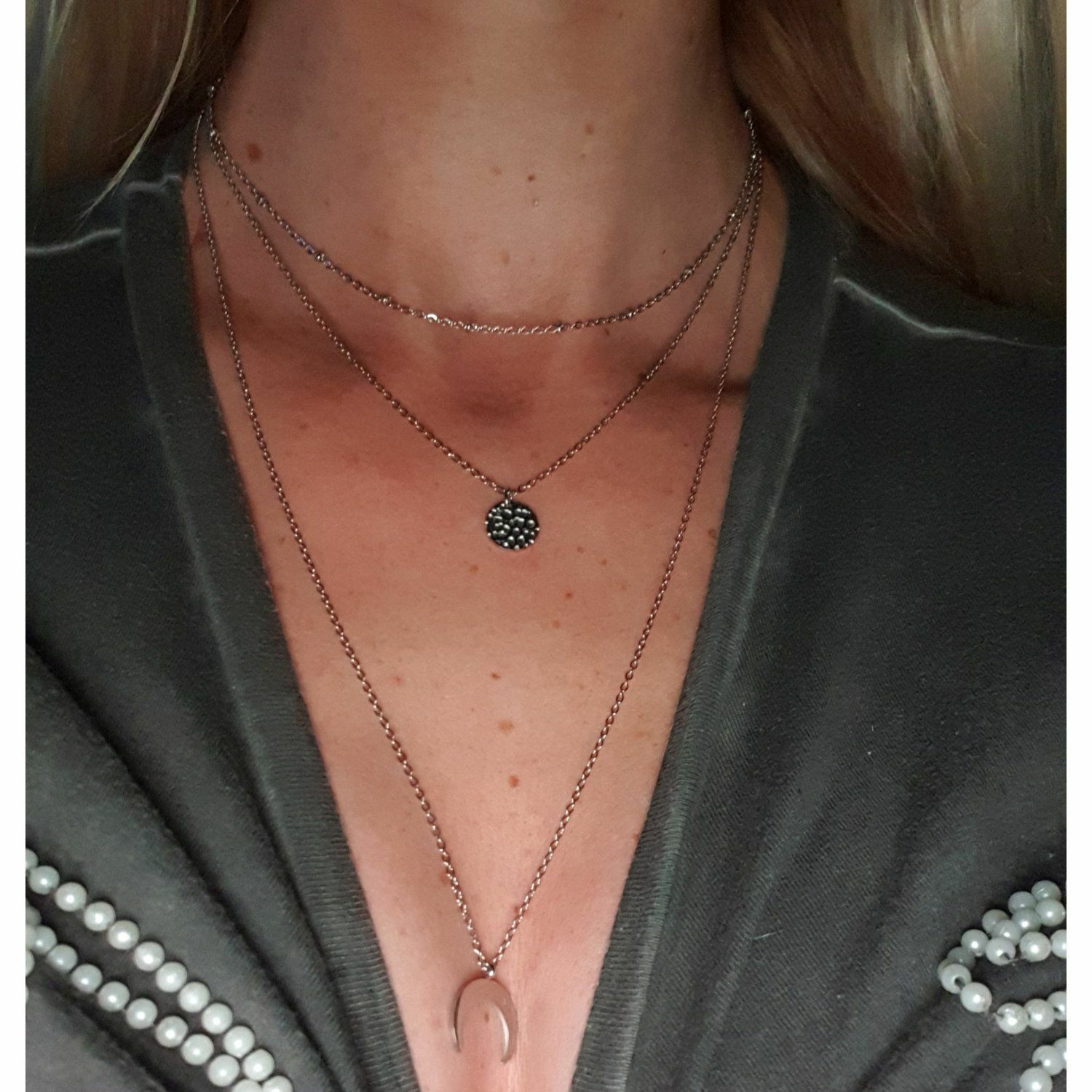 Collier sautoir triple rangs acier argenté lune et médaille martelée tendance