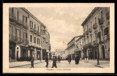 Foggia, Corso Garibaldi con passanti e edifici storici, Ansichtskarte 
