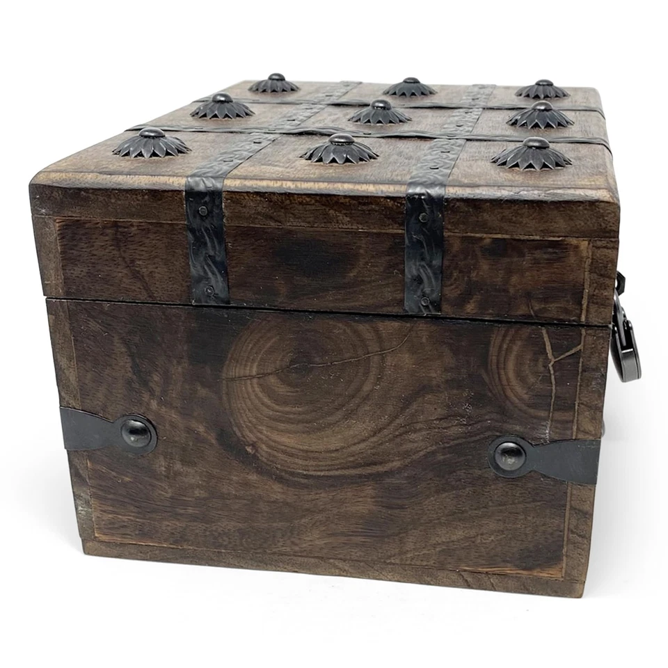 Caixa de madeira baú do tesouro com trava de ferro antiga e chave de esqueleto (pequena 8x6x... - Imagem 4 de 4