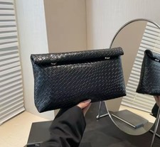 Damen Clutch aus schwarzem Kunstleder gefloch...