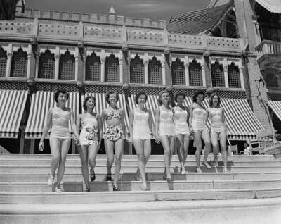 Merriel Abbott Dancers Pose In Front Of Hotel Excelsior On Venic - 1950 photo 1