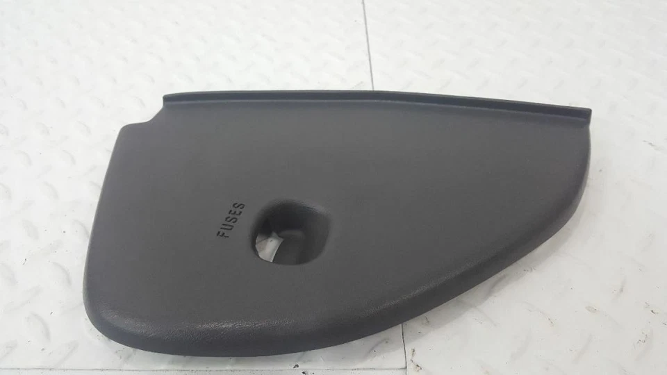 Cubierta de fusible de extremo de tablero de pasajero delantero Buick Century 97-05 10422932 Foto 2 de 4