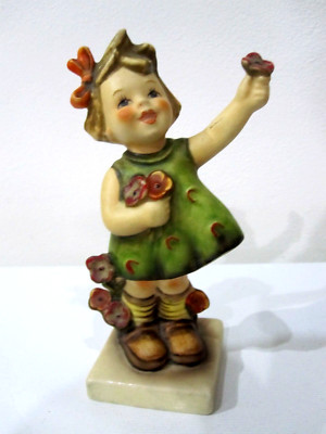 Vintage M J Hummellied / Straßensänger Figur 13 cm MÄDCHEN MIT BLUMEN