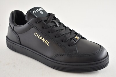 シャネル フラットシューズ 黒Xゴールド サイズ23 Chanel 23A Black Calfskin Leather Gold CC Logo Flat Runner Trainer