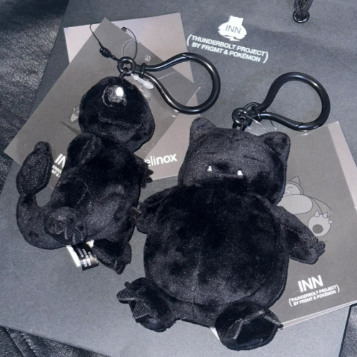 THUNDERBOLT PROJECT INN ブラックキーホルダー Black Charmander Key Ring Fragment x Pokemon INN Thunderbolt
