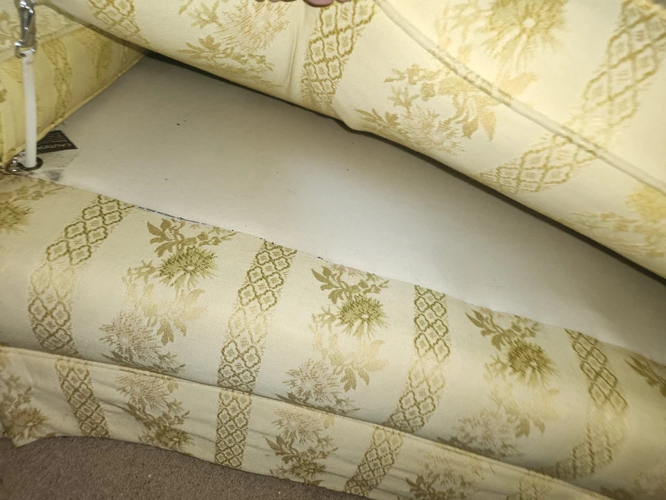 Sofá amarillo curvo hecho a medida Clyde Pearson vintage de los años 60 Foto 4 de 4