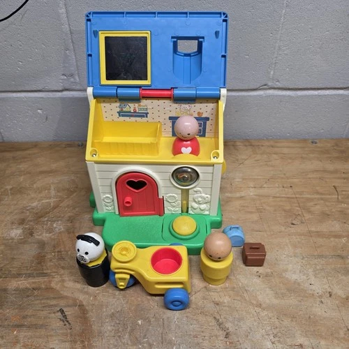 Vintage 1984 Fisher-Price Little People Play Family House #136 w/ 3 Figures