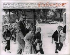 1963 Press Photo Andrew Fischer father of quintuplets with his older children