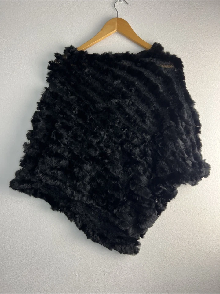 BCBGMAXAZRIA Mantón Poncho Corto Piel de Conejo Negro y Lana Mujer’s Talla Única Foto 2 de 4