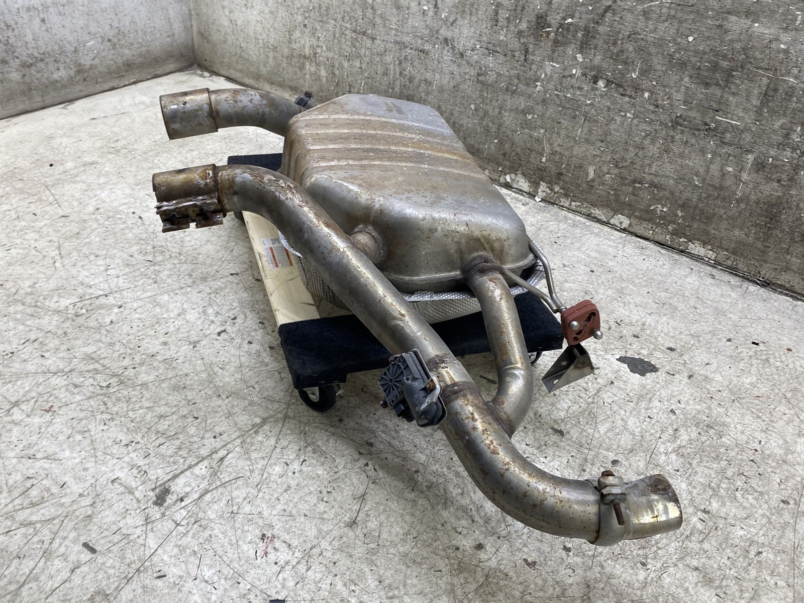 2020-2025 ASTON MARTIN DBX 4.0L V8 REAR EXHAUST MUFFLER TAIL PIPE MY83-5230-AB
