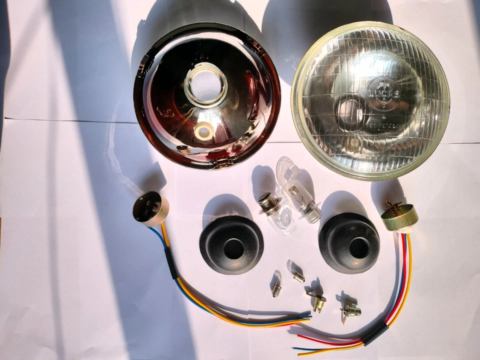 2 Headlamp 7" Inch Lucas 700 & Pilot RHD Headlight Bulb With Holder - Image 3 of 4
