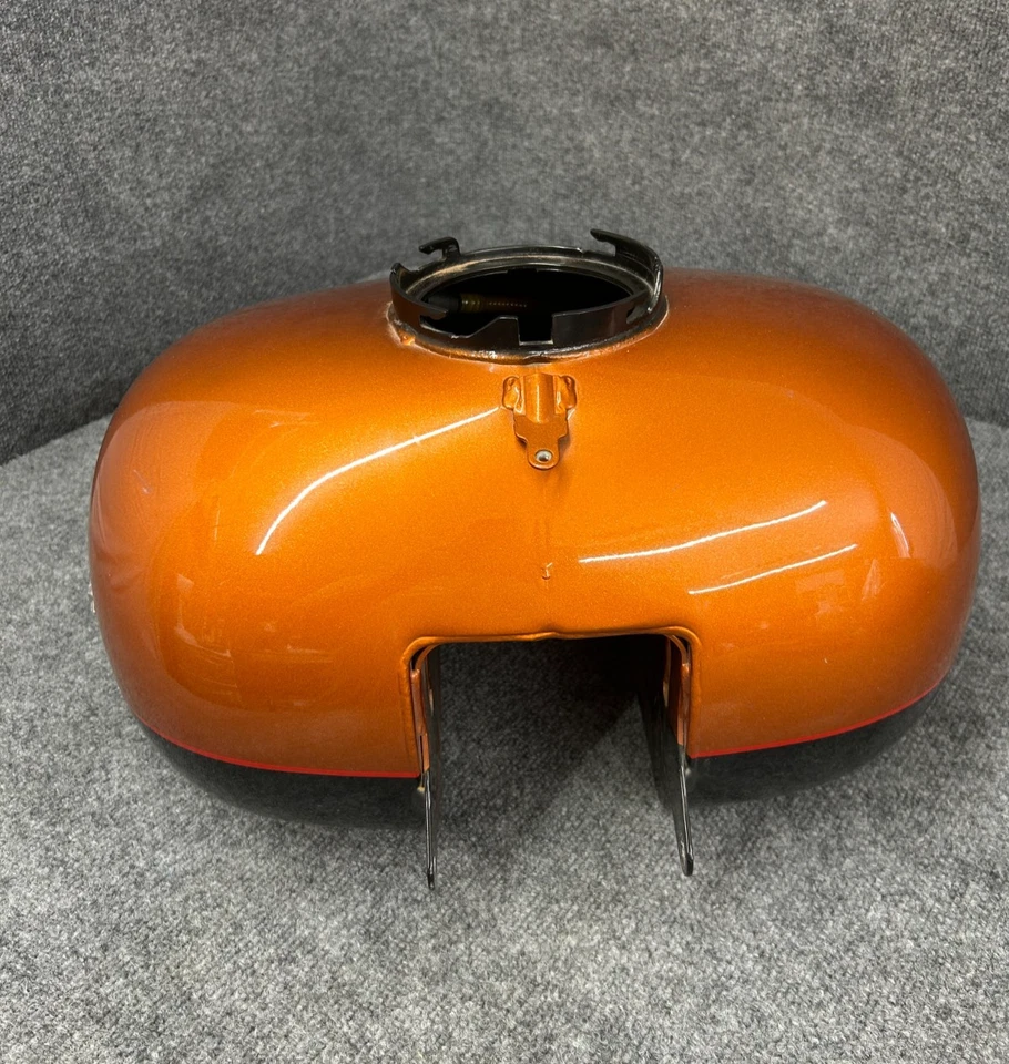 OEM HARLEY-DAVIDSON 2008-23 Road Glide Touring 6Gal. Fuel Tank Foto 2 de 4