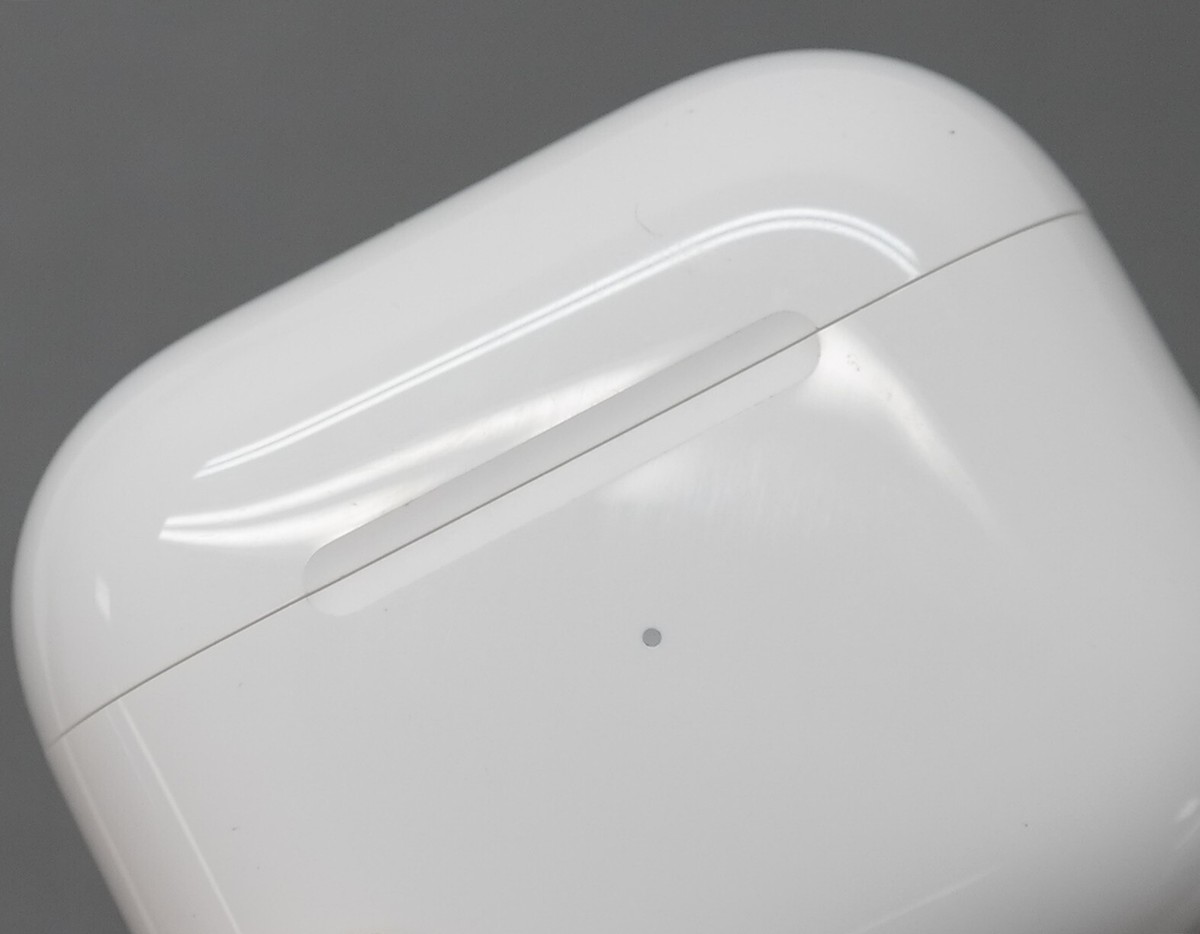 Apple AirPods 3rd Gen A2897 w/ Lightning Charging Case Apple AirPods 3rd Gen A2897 w/ Lightning Charging Case