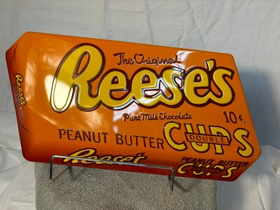 Ande Rooney embossed sign of  @ CLASSIC REESES PEANUT BUTTER CUPS @ 10 CENTS