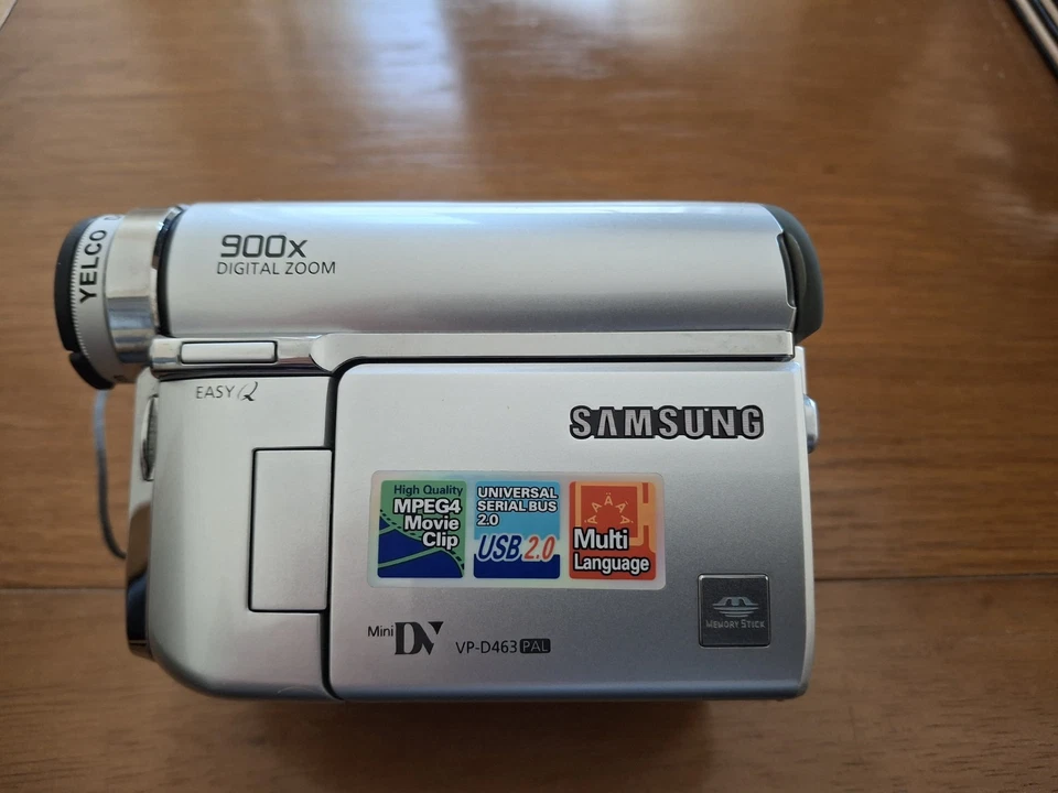 Samsung Camcorder with accessories and carrying case. - Image 3 of 4