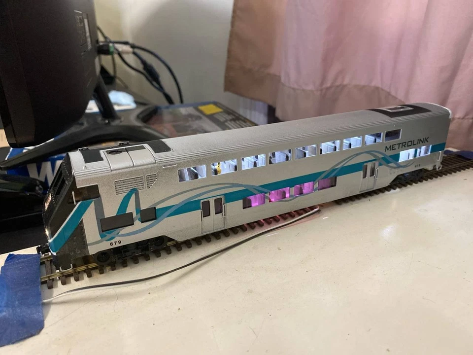 HO Metrolink Rotem Coach/CAB Car, lights, DCC ESU Sound, custom, figures - Image 4 of 4