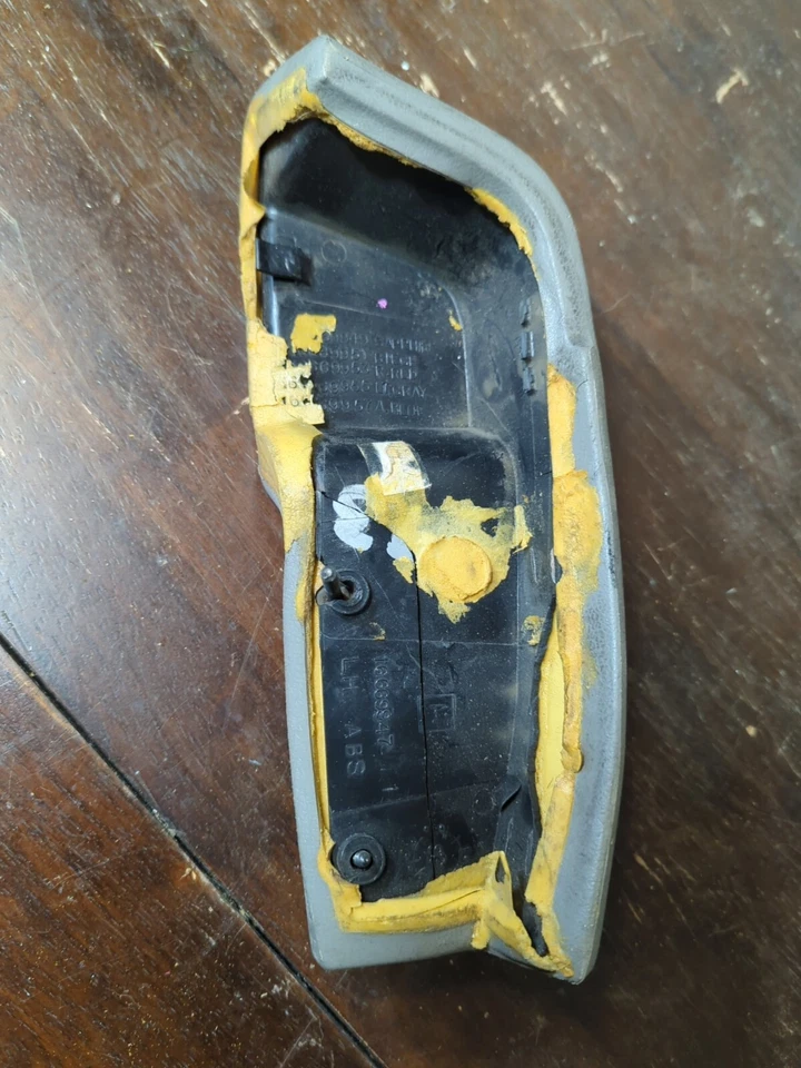 REPOSABRAZOS TRASERO CHEVROLET CAPRICE 94-96 IMPALA 1991-1996 LH OEM color gris Foto 3 de 4