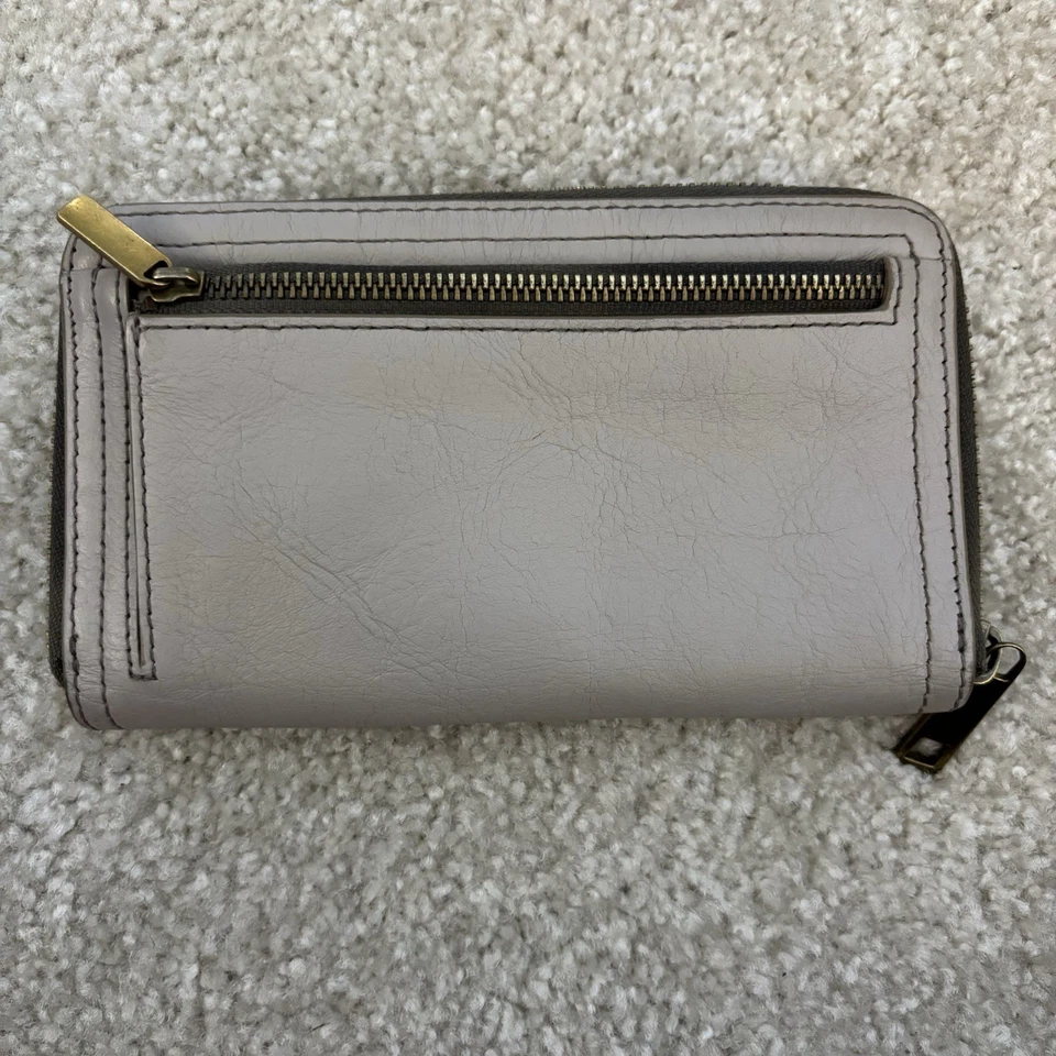 Cartera para mujer de cuero gris fósil con cremallera alrededor Foto 2 de 4