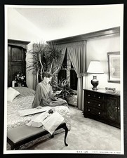 1985 Smiling Woman Bedroom Robe Flowers Gift Note Vintage General Electric Photo