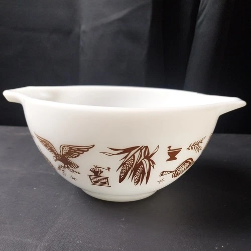 Vtg.  PYREX Early American Mix Bowl Cinderella 1-1/2 PT White Brwn USA  sm Chip