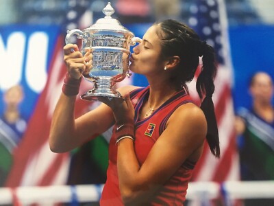 Emma Raducanu Us Open 2021 Hoy Emma Raducanu Kissing The Cup Photo